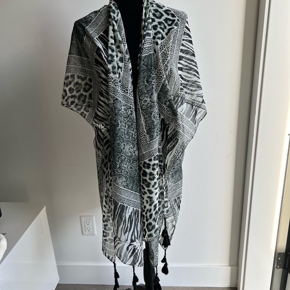 BB COLLECTION | Animal Print Sheer Cover Up One Size With Tassles - Picture 1 of 2
